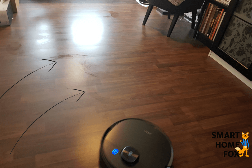 Die Wischspur des Ecovacs Deebot T9 AIVI ist auf dem Boden zu sehen